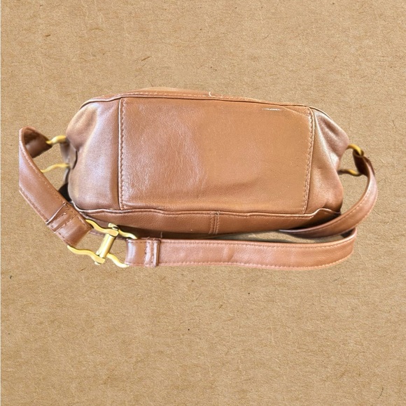 Brown leather crossbody bag. Gold tone hardware on the strap,& zipper. - Picture 5 of 8